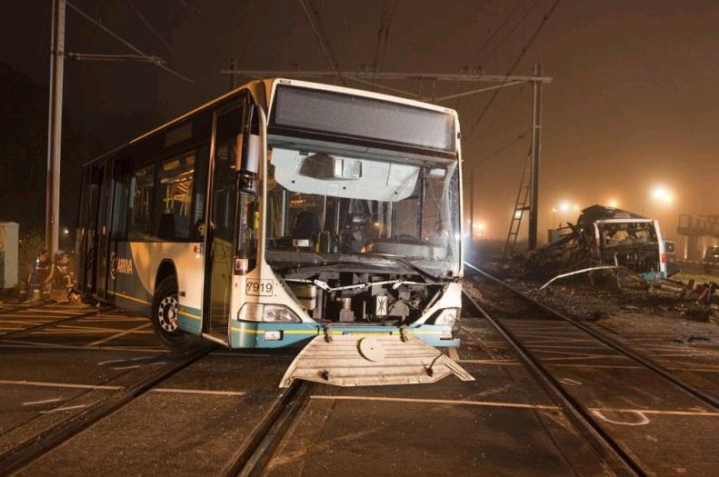 [img width=700 height=435]http://i803.photobucket.com/albums/yy314/lauwtje/busongelukawake.jpg?t=1246274360[/img]