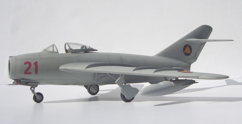MiG 17 photo models140-1_zps2ced7632.jpg